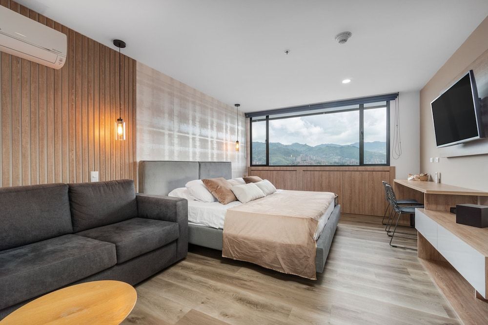 Studio Suite (1319)