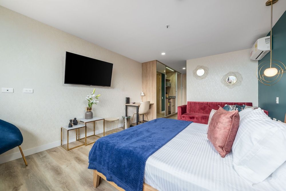 Studio Suite (1204)