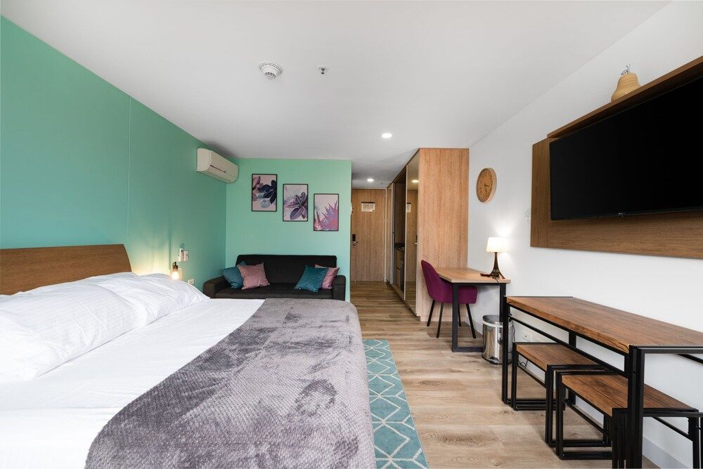 Studio Suite (1407)