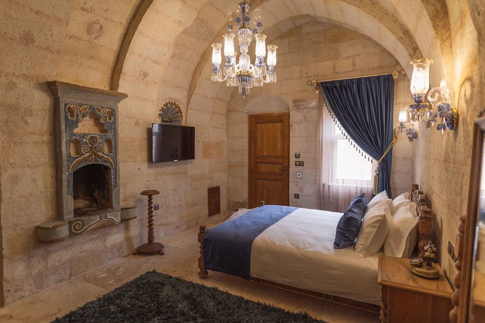 Solo Cave Suites Superior Room 6