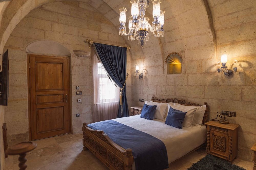 Solo Cave Suites Superior Room 5