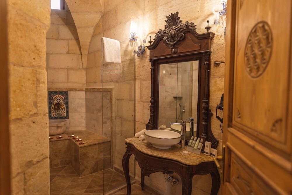 Solo Cave Suites Superior Room 8