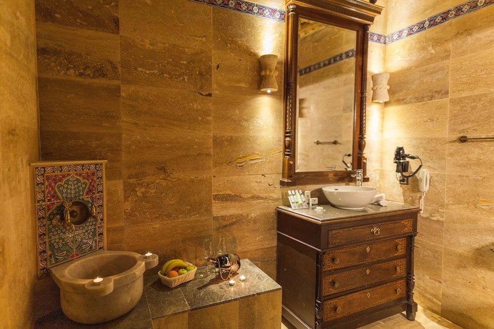 Solo Cave Suites Superior Room 9