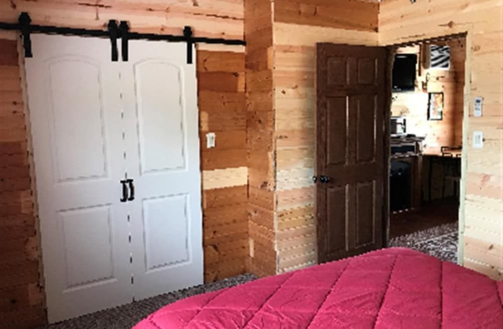 Pleasant Grove Farm LLC Cottage, Ensuite (Scout Cabin) 2