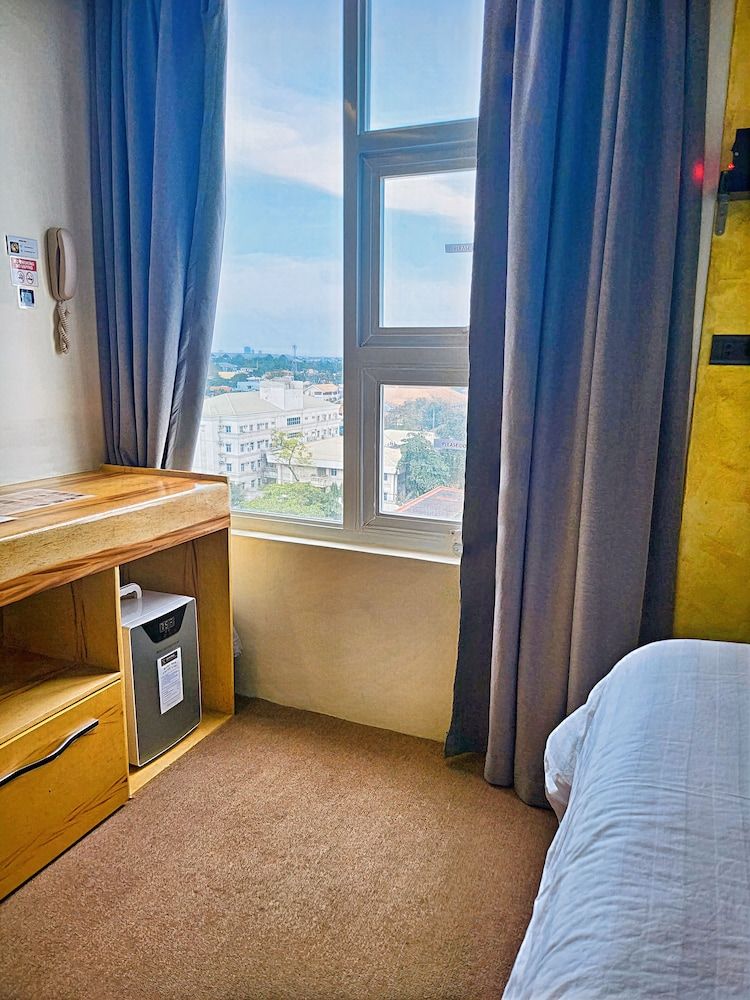 SEMPRE PREMIER INN MACTAN AIRPORT HOTEL Premier Queen, High Floor City/Seaview with Free Airport Transfer 30