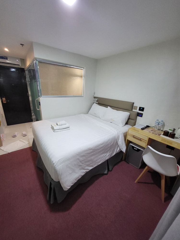 SEMPRE PREMIER INN MACTAN AIRPORT HOTEL Premier Queen, High Floor City/Seaview with Free Airport Transfer 5