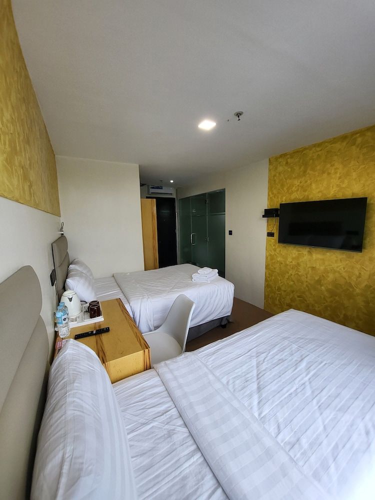 SEMPRE PREMIER INN MACTAN AIRPORT HOTEL Deluxe Double or Twin Room, Partial City/Seaview with Free Airport Transfer 8