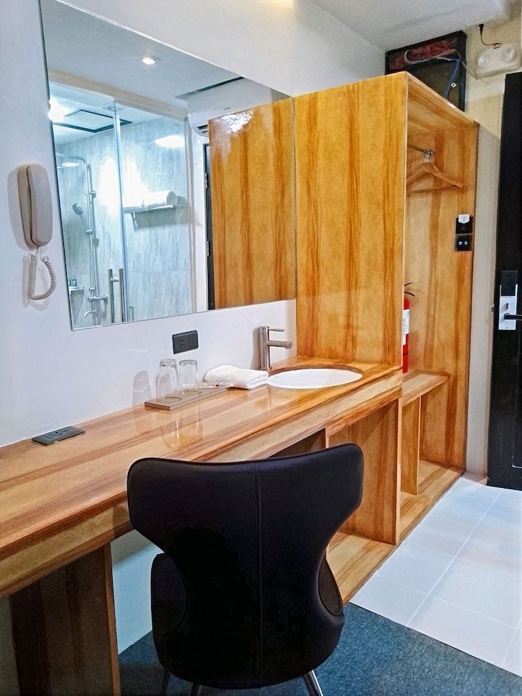 SEMPRE PREMIER INN MACTAN AIRPORT HOTEL Deluxe Double or Twin Room, Partial City/Seaview with Free Airport Transfer 17