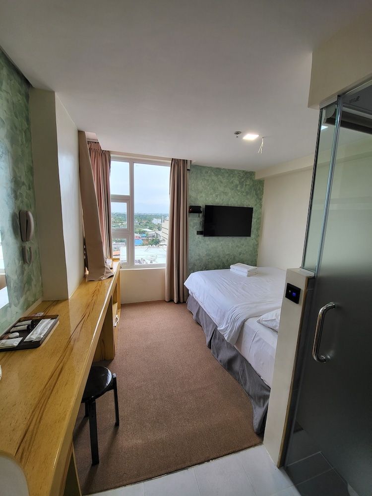 SEMPRE PREMIER INN MACTAN AIRPORT HOTEL Premier Queen, High Floor City/Seaview with Free Airport Transfer 2