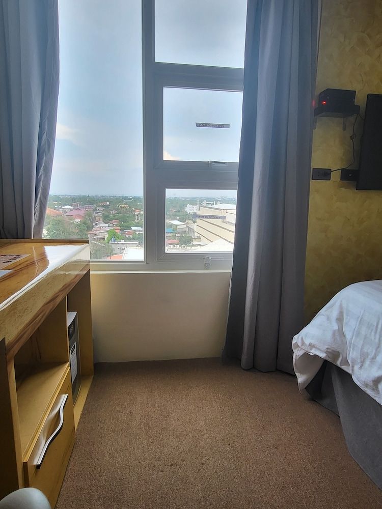 SEMPRE PREMIER INN MACTAN AIRPORT HOTEL Premier Queen, High Floor City/Seaview with Free Airport Transfer 8