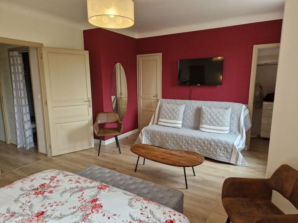 Comfort Room (Rouge Gorge)