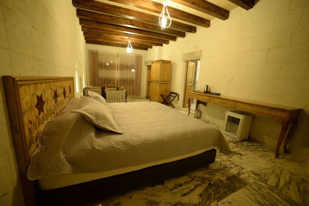 undefined Crassus Cave Hotel