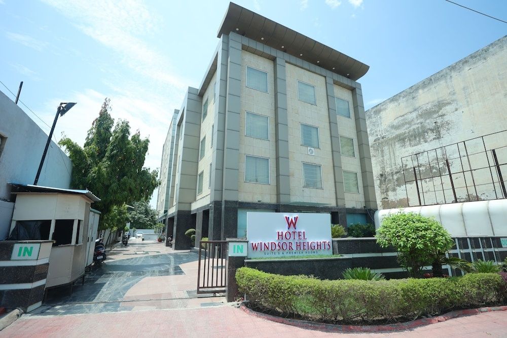 undefined Hotel Windsor Heights