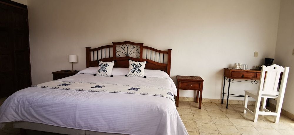 Hotel Ocho Barrios Junior Room, 1 King Bed 9
