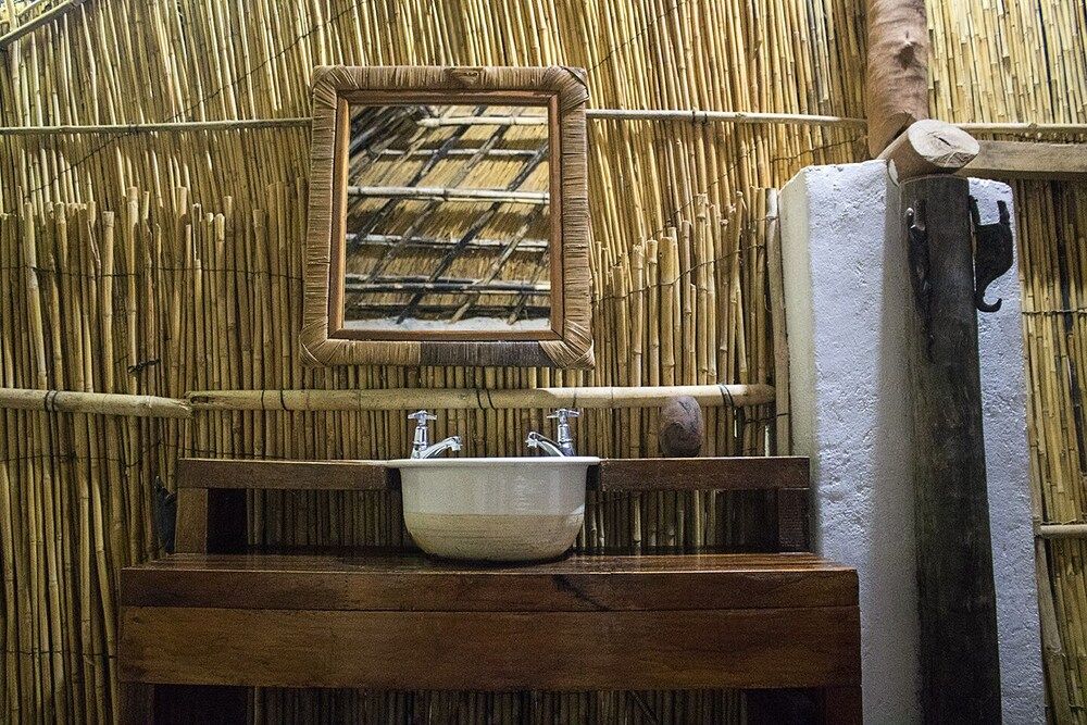 Mgoza Lodge Deluxe Double Room, Lake View 8