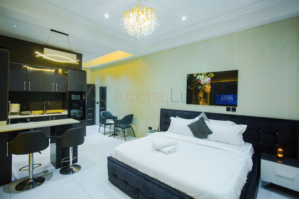 Premier Studio, Ensuite