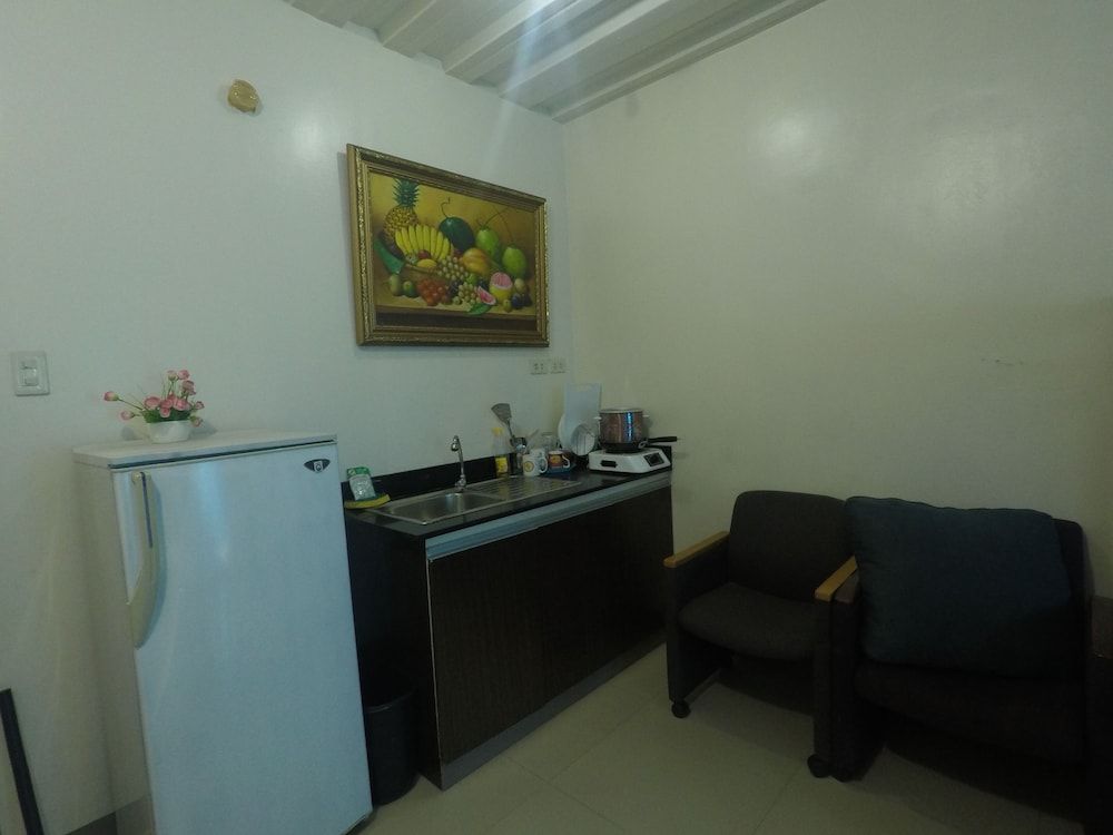 Parañaque Airport Hometel Economy Quadruple Room 7