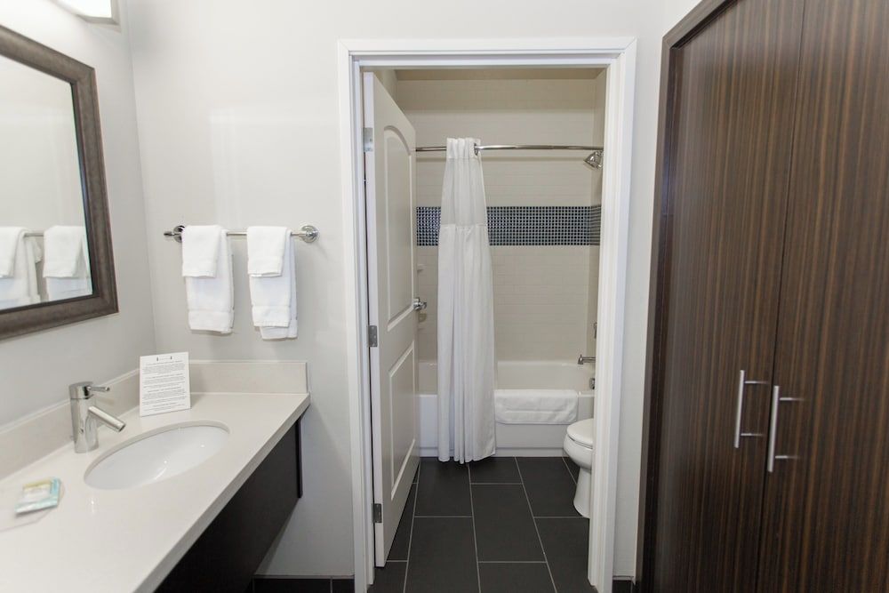 Suite, 2 Bedrooms, Accessible Bathtub, Kitchen (Communication, Accessible Tub)