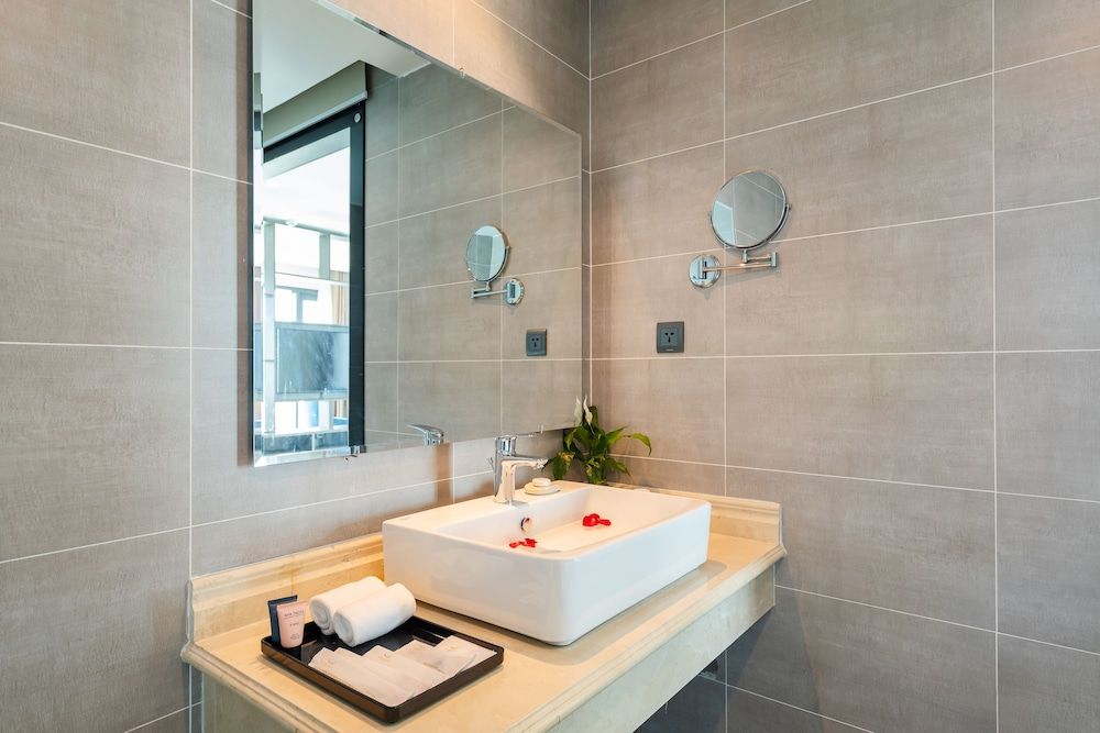 undefined Muong Thanh Grand Bai Chay Hotel 10