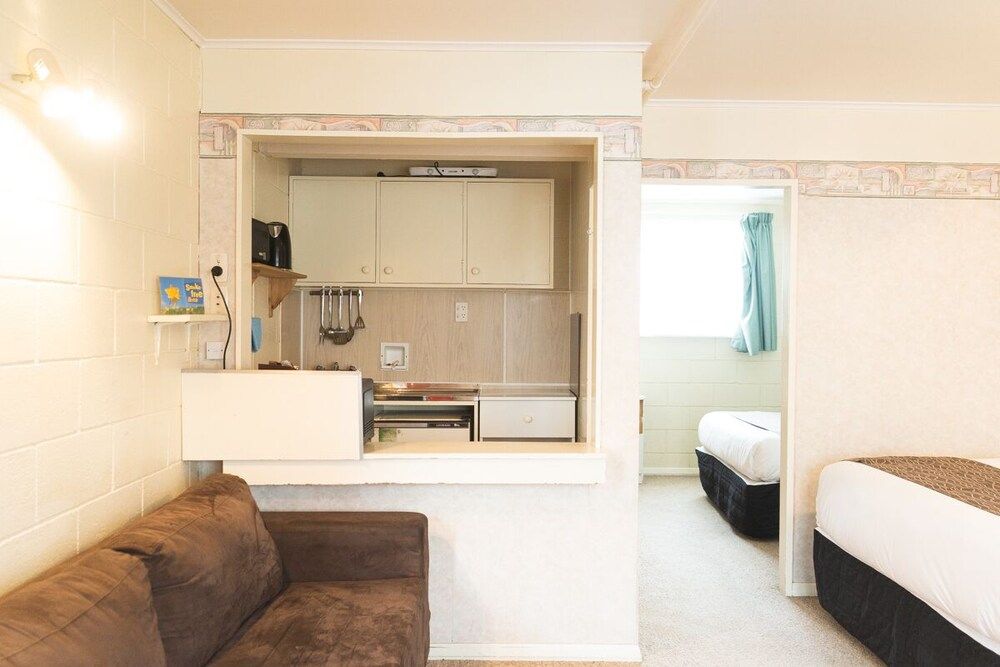 Mayfair Court Motel Family Room 9