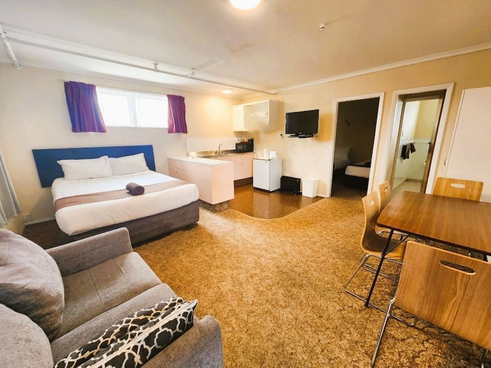 Mayfair Court Motel Family Room 6