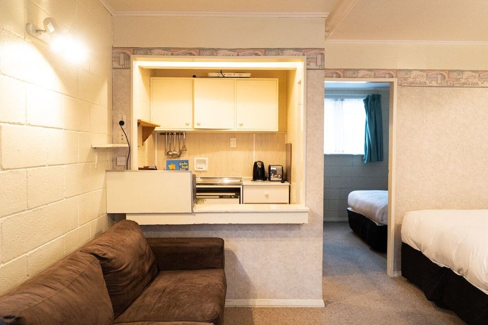 Mayfair Court Motel Family Room 8