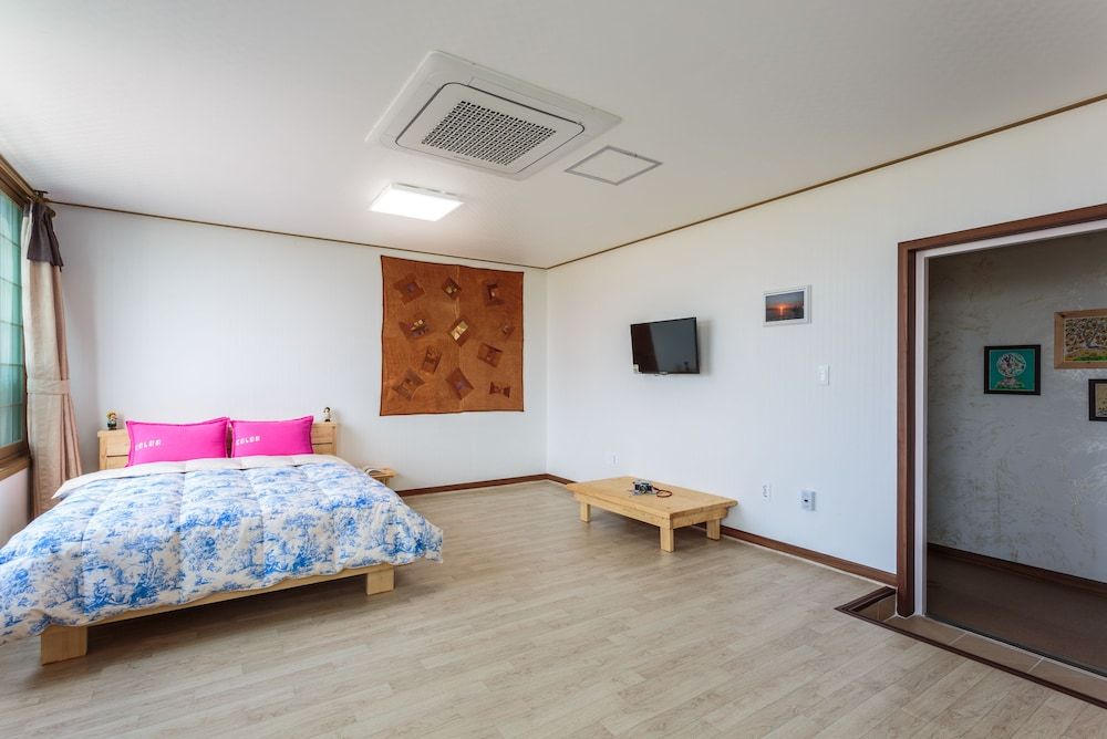 Jeju Wayo Pension Deluxe Room 18