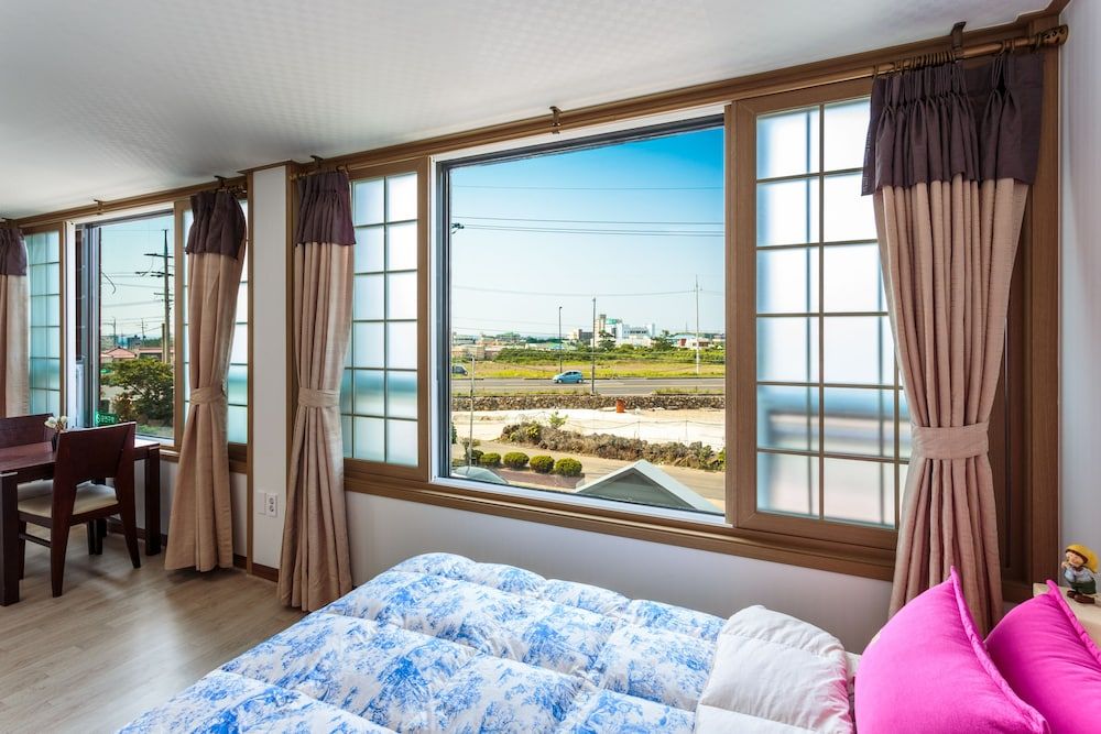 Jeju Wayo Pension Deluxe Room 5