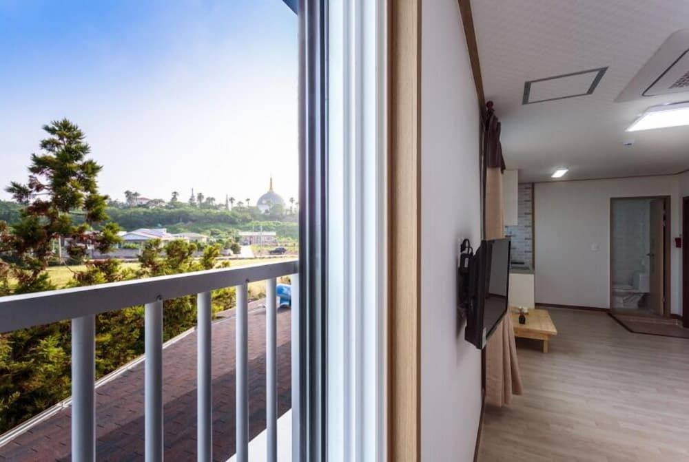 Jeju Wayo Pension Deluxe Room 20