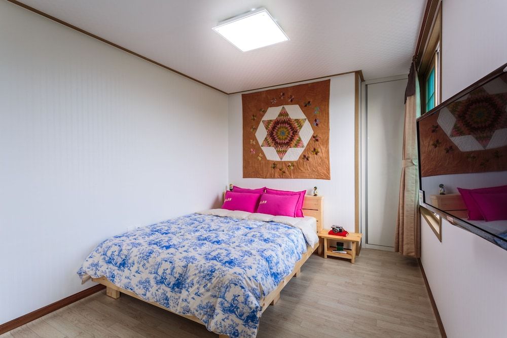 Jeju Wayo Pension Deluxe Room 2