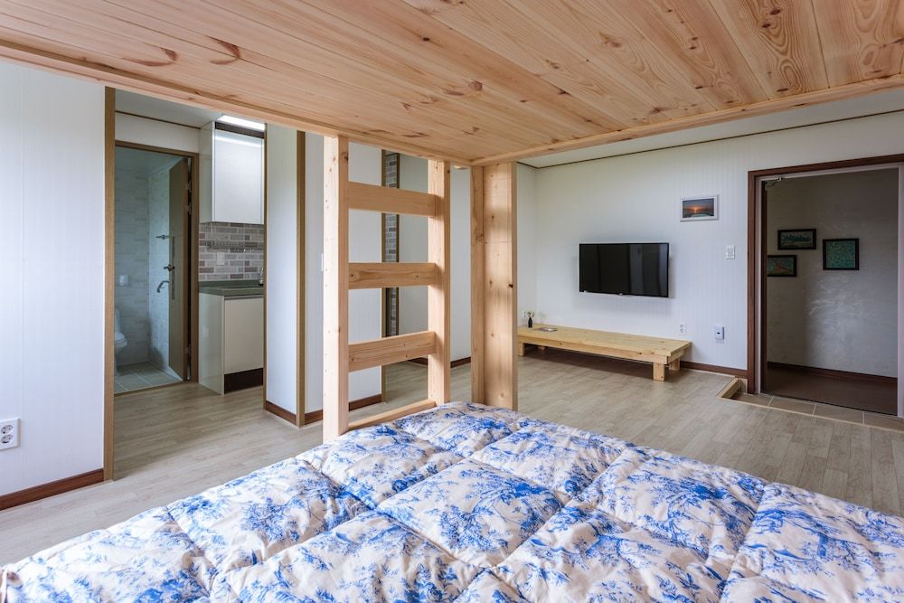 Jeju Wayo Pension Deluxe Room 9