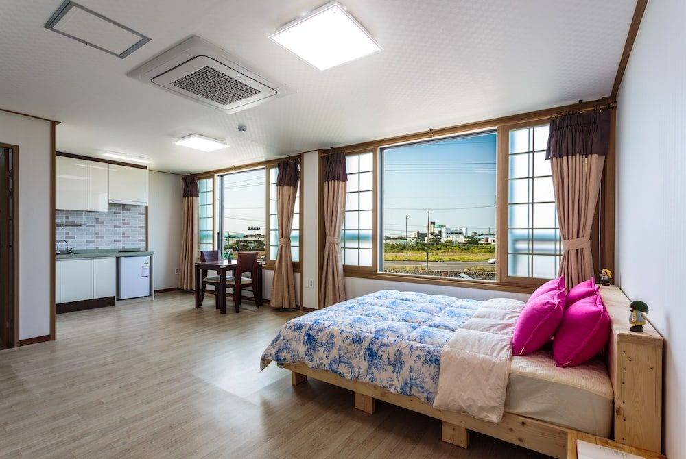 Jeju Wayo Pension Deluxe Room 4