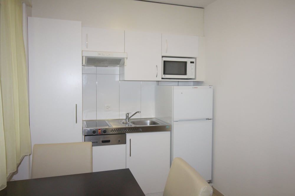 Swiss Star District 11 Studio, Kitchenette 3