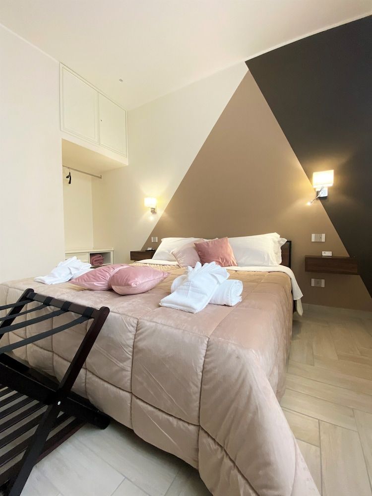 De Nava Suite Deluxe Room, 1 King Bed 4