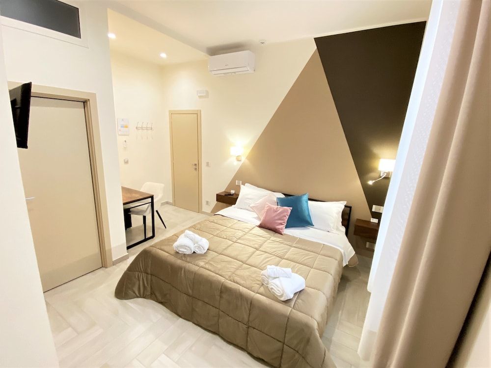 De Nava Suite Deluxe Room, 1 King Bed 3