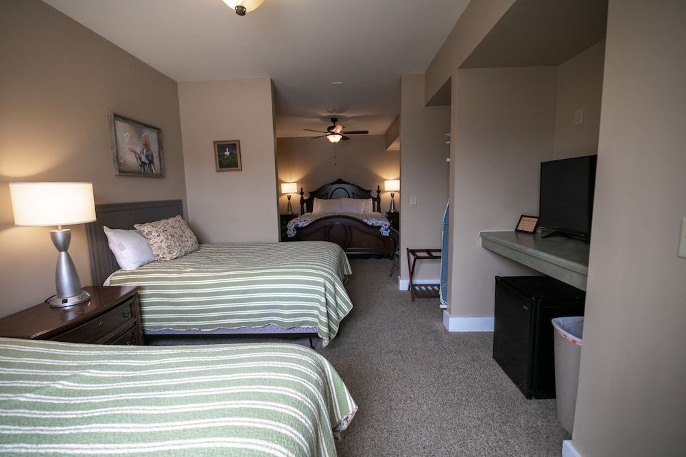 Nauvoo Temple House Hotel Deluxe Room 4