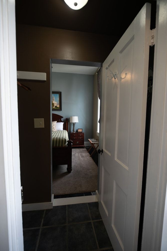 Nauvoo Temple House Hotel Standard Room (Historic Building, No Elevator) 5