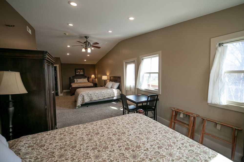 Nauvoo Temple House Hotel Family Room (Historic Building, No Elevator) 2