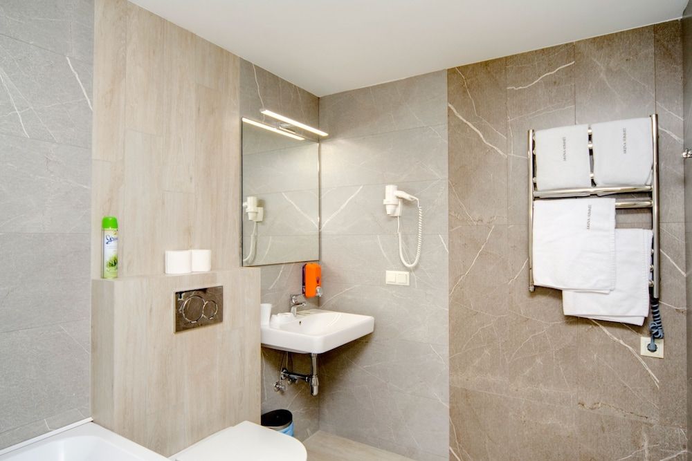 Studio, Jetted Tub