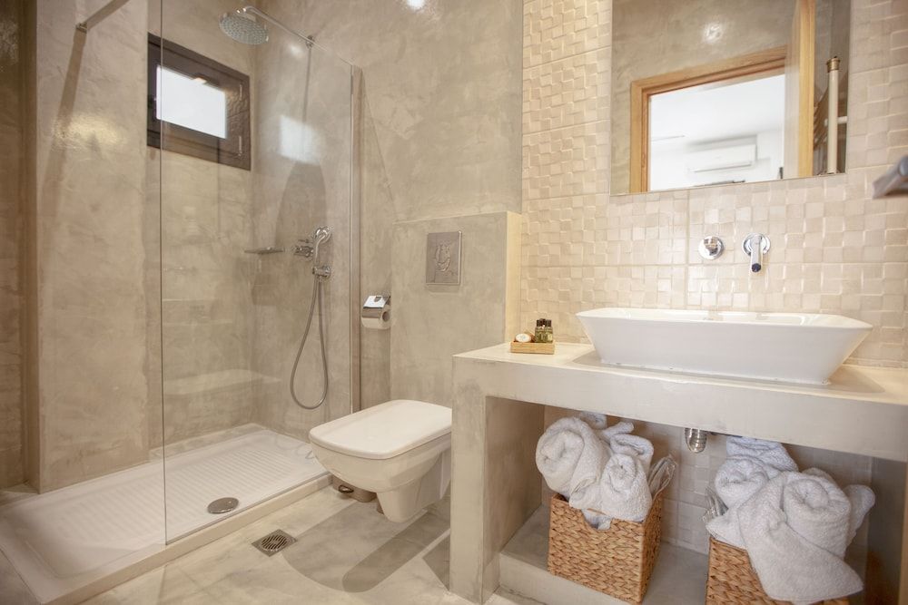 Oikia Guesthouse Family Room, Balcony, Mountain View 7