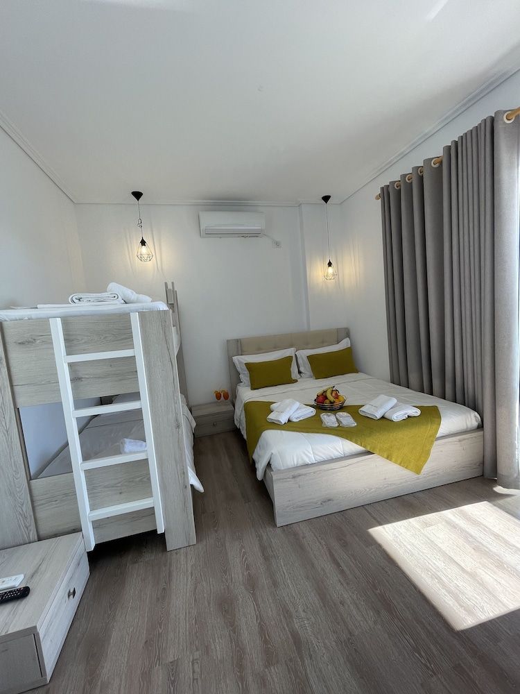 Relax Mea Hotel Deluxe Quadruple Room 2