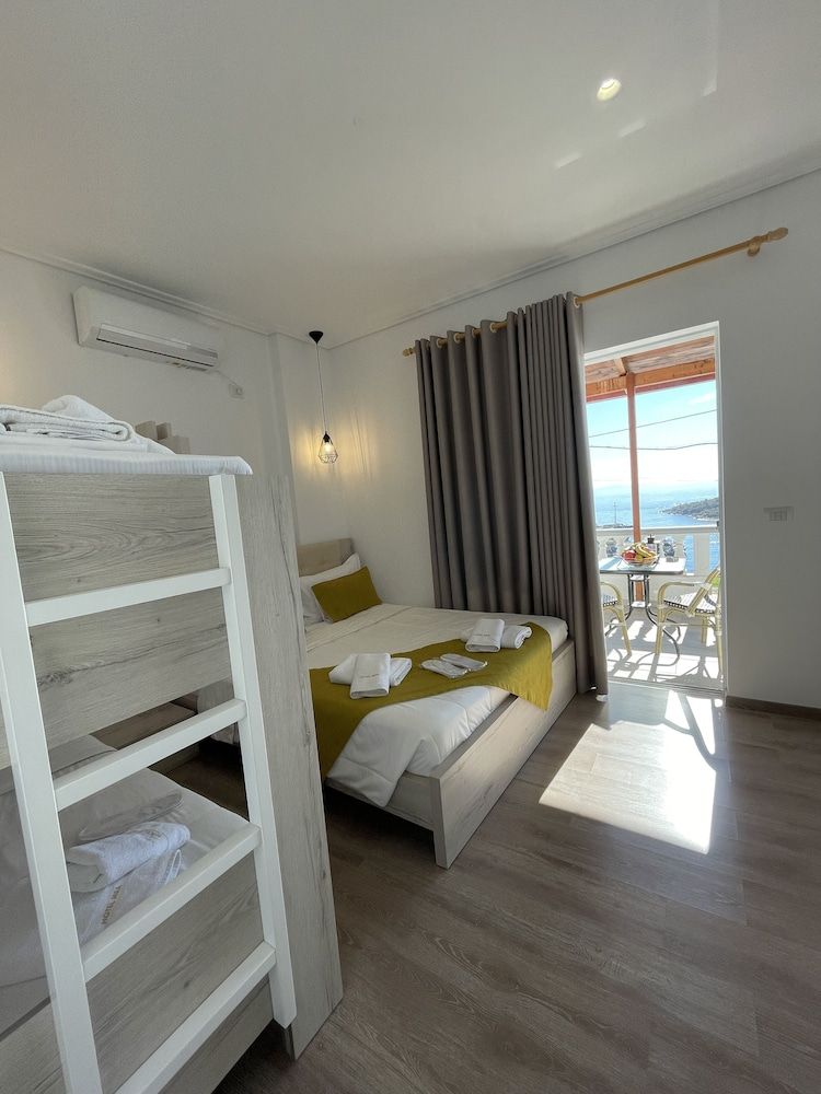 Relax Mea Hotel Deluxe Quadruple Room 4