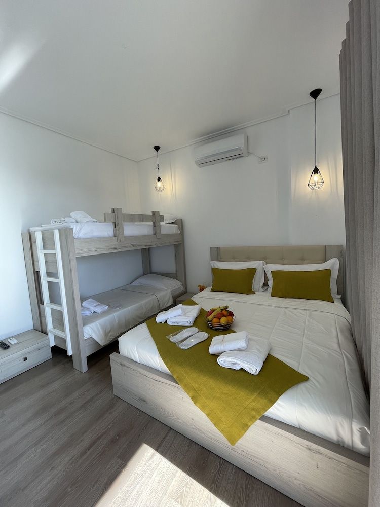 Relax Mea Hotel Deluxe Quadruple Room 3