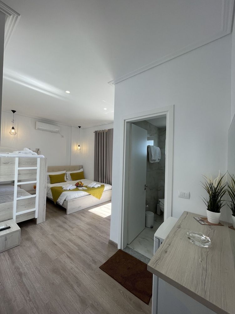 Relax Mea Hotel Deluxe Quadruple Room 5