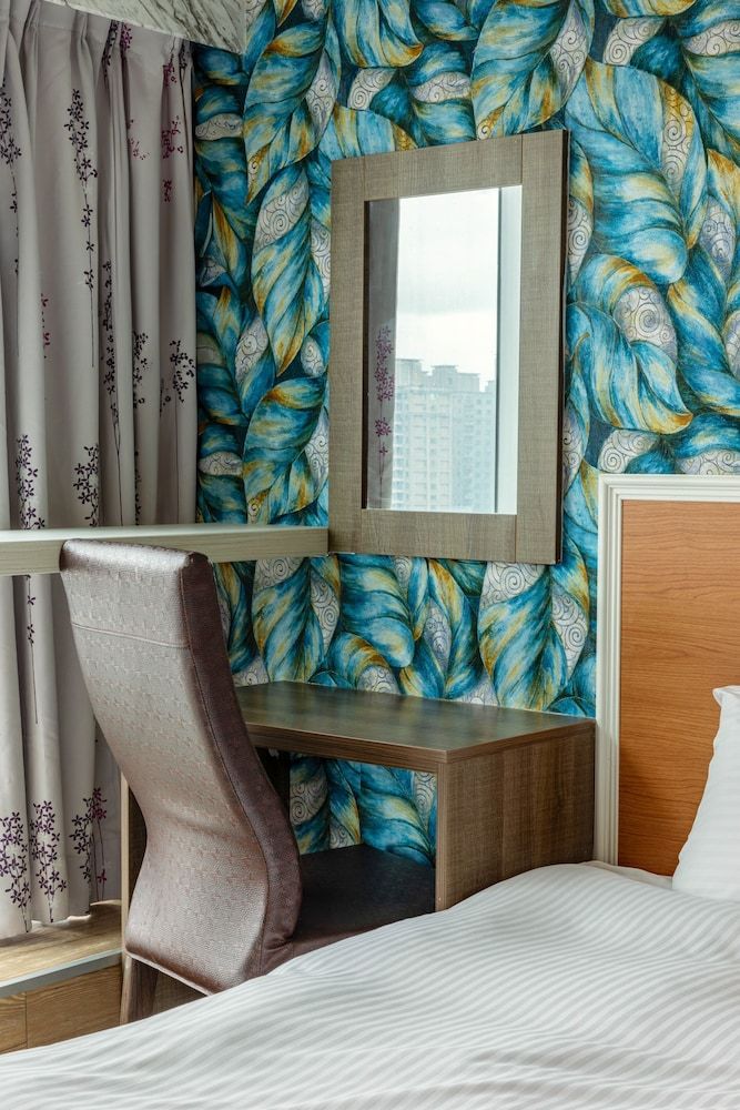 ELIM Hotel Deluxe Triple Room 6