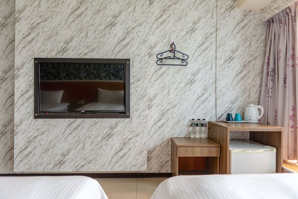 ELIM Hotel Deluxe Triple Room 12