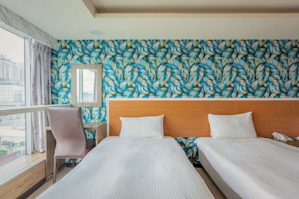 ELIM Hotel Deluxe Triple Room 4