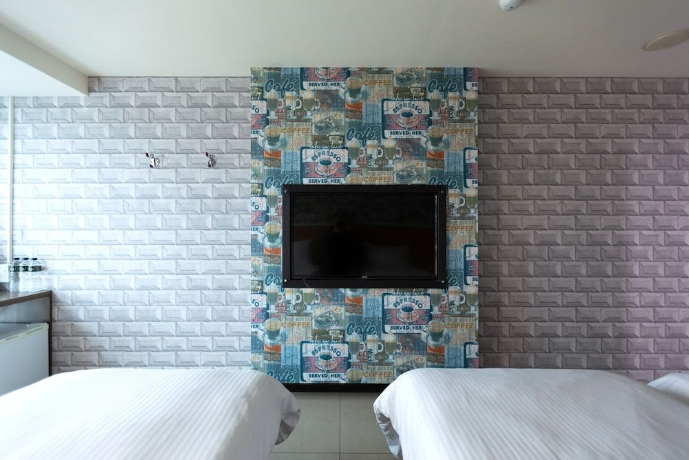 ELIM Hotel Deluxe Triple Room 8