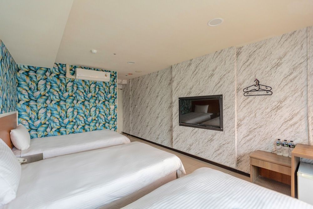 ELIM Hotel Deluxe Triple Room 5