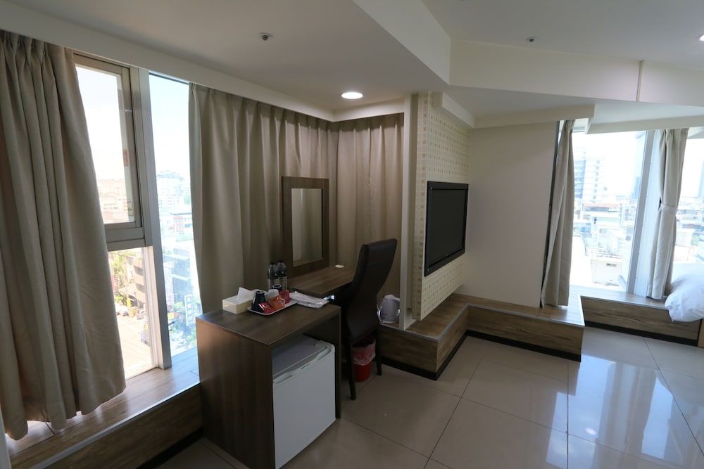 ELIM Hotel Deluxe Triple Room 11